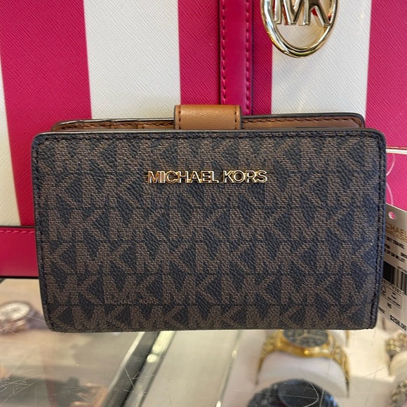 MICHAEL KORS
Jet Set Travel Medium Bifold Zip Signature Logo Wallet 
Brown 
NWT - Picture 1 of 16
